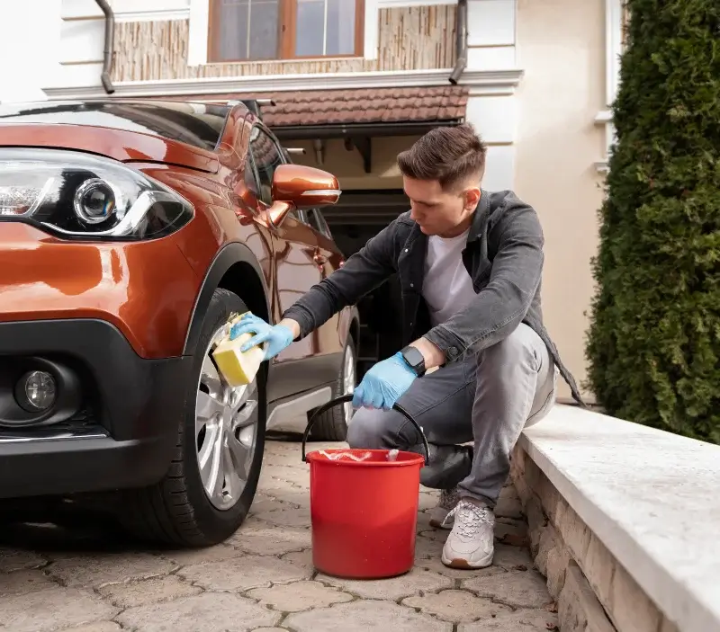 Lavage auto à domicile Verrières-en-Forez : professionnel intervenant sur un véhicule